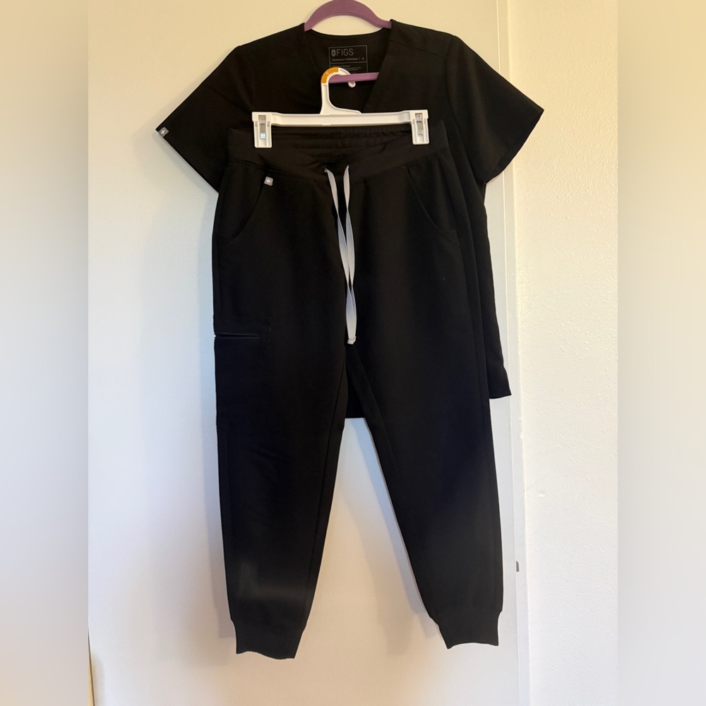 FIGS Women black V-Neck Shirt and Pants